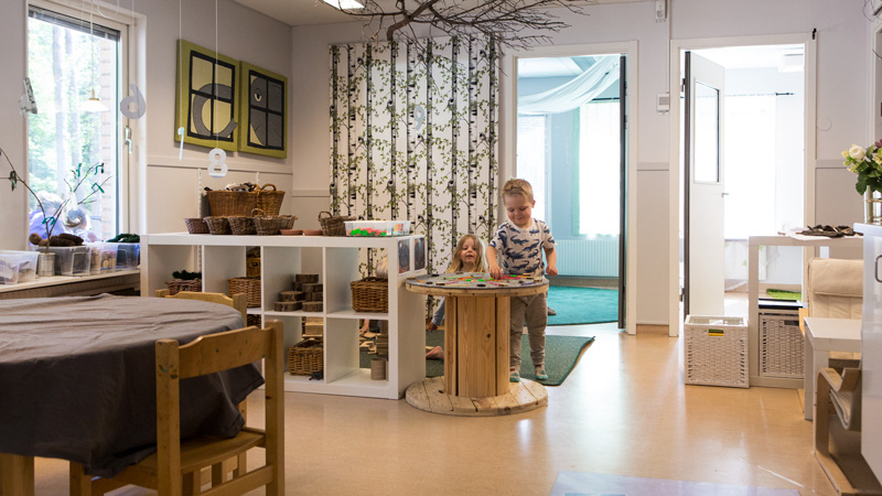 Barn leker inne på Fjäderkobben.