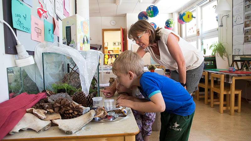 Pedagog och barn i ateljén.