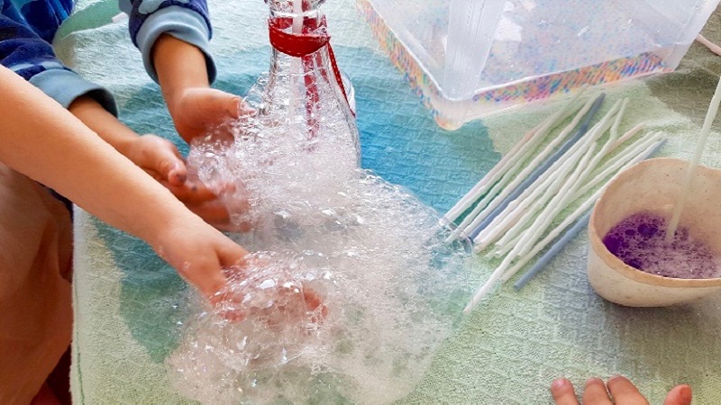 Lek med skummande vatten.