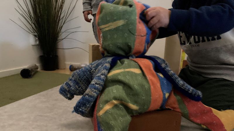 Barn leker med docka