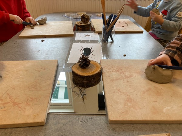 Barn skapar med lera.