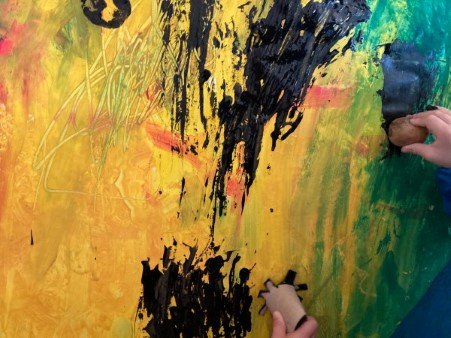 Barn skapar med potatis som är månadens smaksak.