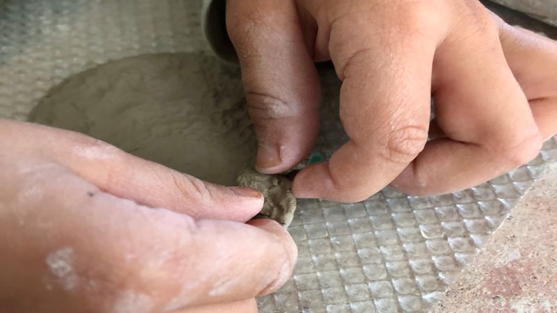 Barn som arbetar med lera