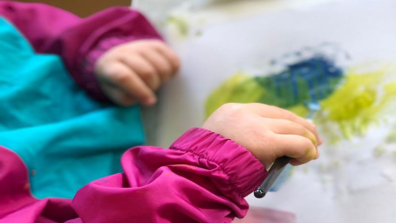 Barnen målar med vattenfärg