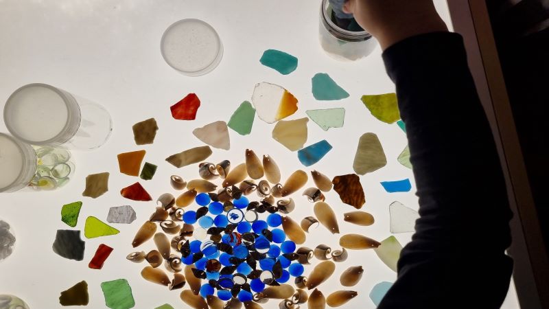 Mönster av stenar på ljusbord