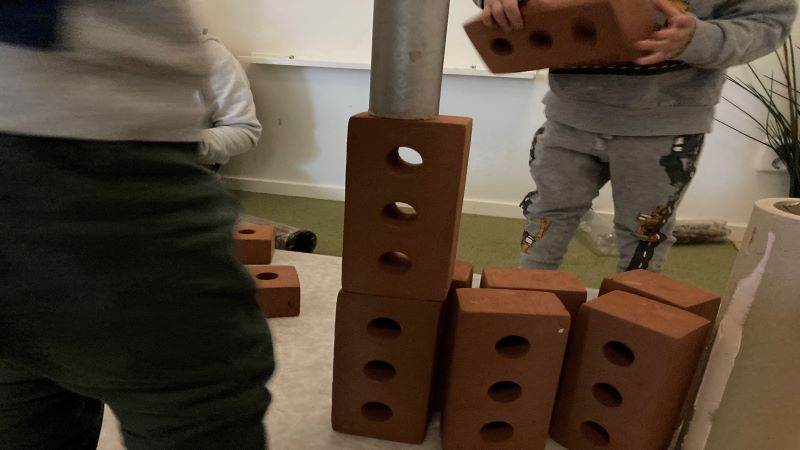 Barn bygger med byggklossar